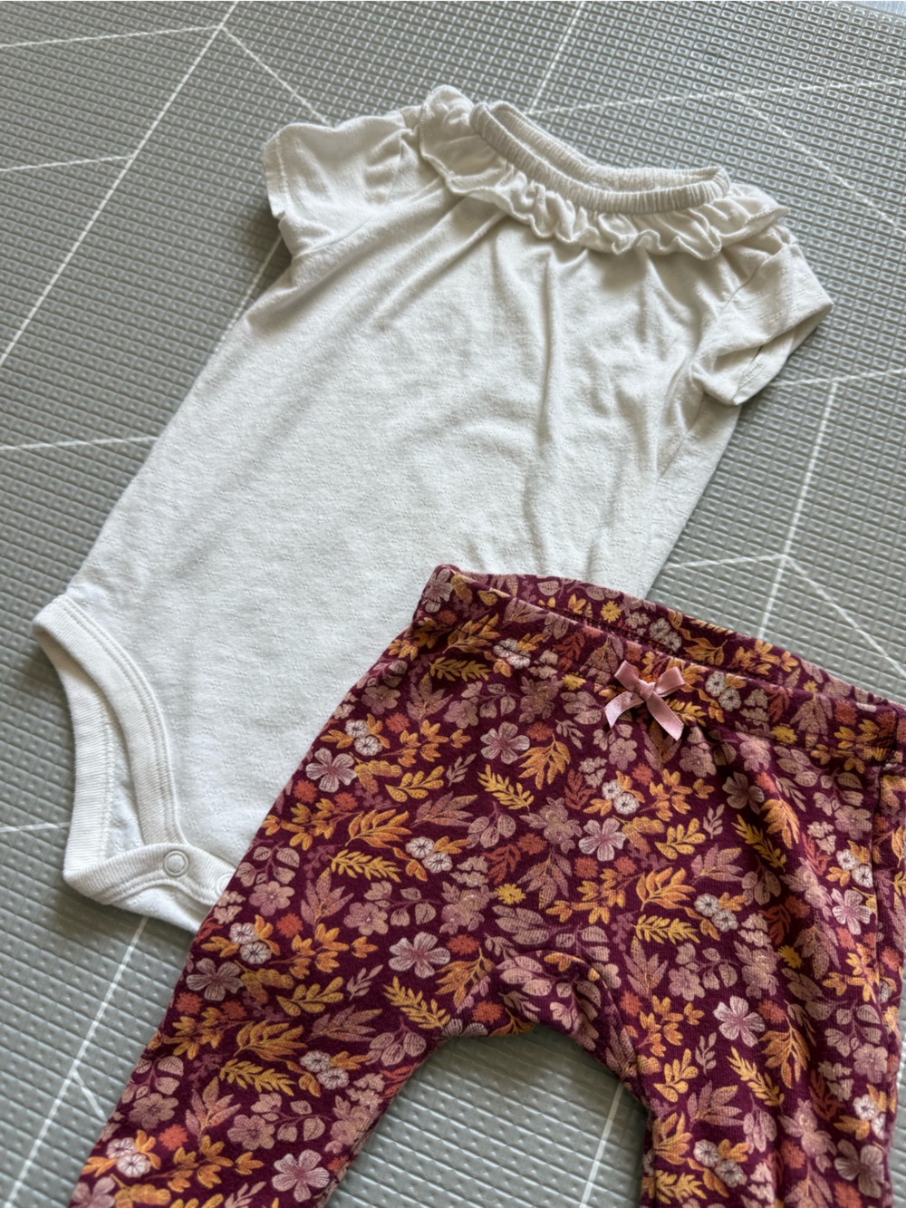 Garanimals|Baby girl White Ruffle Neck Bodysuit & Burgundy Floral Leggings•••